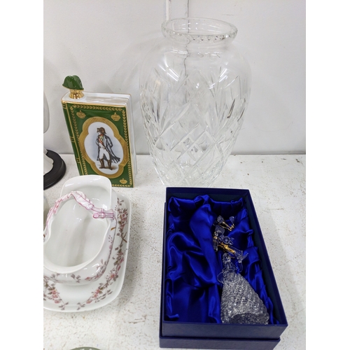 35 - A small mixed lot to include Wedgwood items, a glass vase, Chinese perfume bottles and other Orienta... 