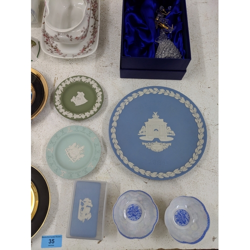 35 - A small mixed lot to include Wedgwood items, a glass vase, Chinese perfume bottles and other Orienta... 
