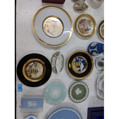 35 - A small mixed lot to include Wedgwood items, a glass vase, Chinese perfume bottles and other Orienta... 