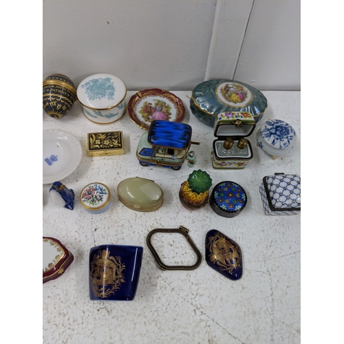 39 - A collection of miniature trinket boxes to include Limoges and Royal Copenhagen.
Location: LWB
If th... 