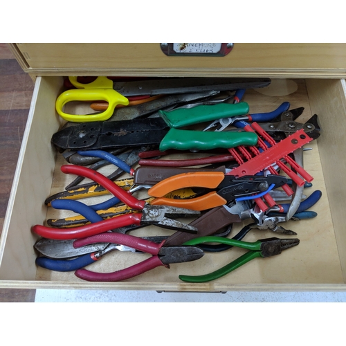 51 - Hand tools to include a Stanley plane No 4 1/2, fret saws, screwdrivers, chisels, drills, raw plugs,... 