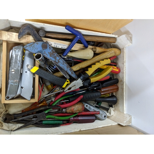 51 - Hand tools to include a Stanley plane No 4 1/2, fret saws, screwdrivers, chisels, drills, raw plugs,... 