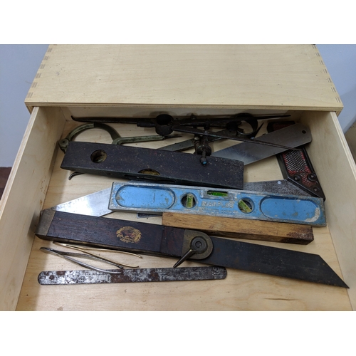 51 - Hand tools to include a Stanley plane No 4 1/2, fret saws, screwdrivers, chisels, drills, raw plugs,... 