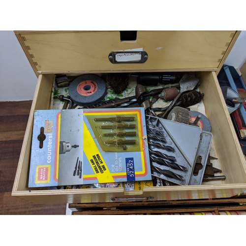 51 - Hand tools to include a Stanley plane No 4 1/2, fret saws, screwdrivers, chisels, drills, raw plugs,... 