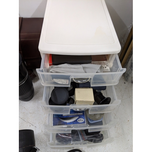 52 - Photographic equipment to include a Pentax 300mm lens, a Pentax K20 camera, a Sigma Telephoto 400mm ... 