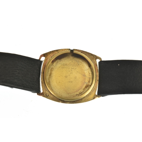 15 - An early/mid 20th century 9ct gold gents mid-size manual wind wristwatch, having a silvered dial wit... 
