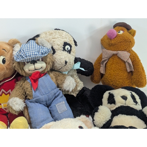 40 - Vintage teddy bears, pandas and TV show characters to include Fozzie bear from The Muppet Show, a wi... 