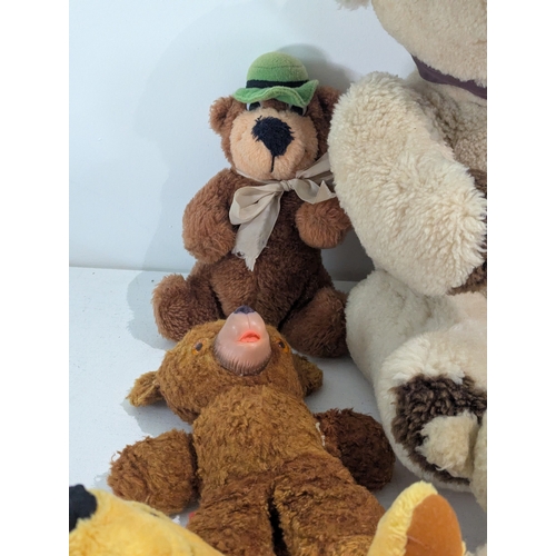 40 - Vintage teddy bears, pandas and TV show characters to include Fozzie bear from The Muppet Show, a wi... 