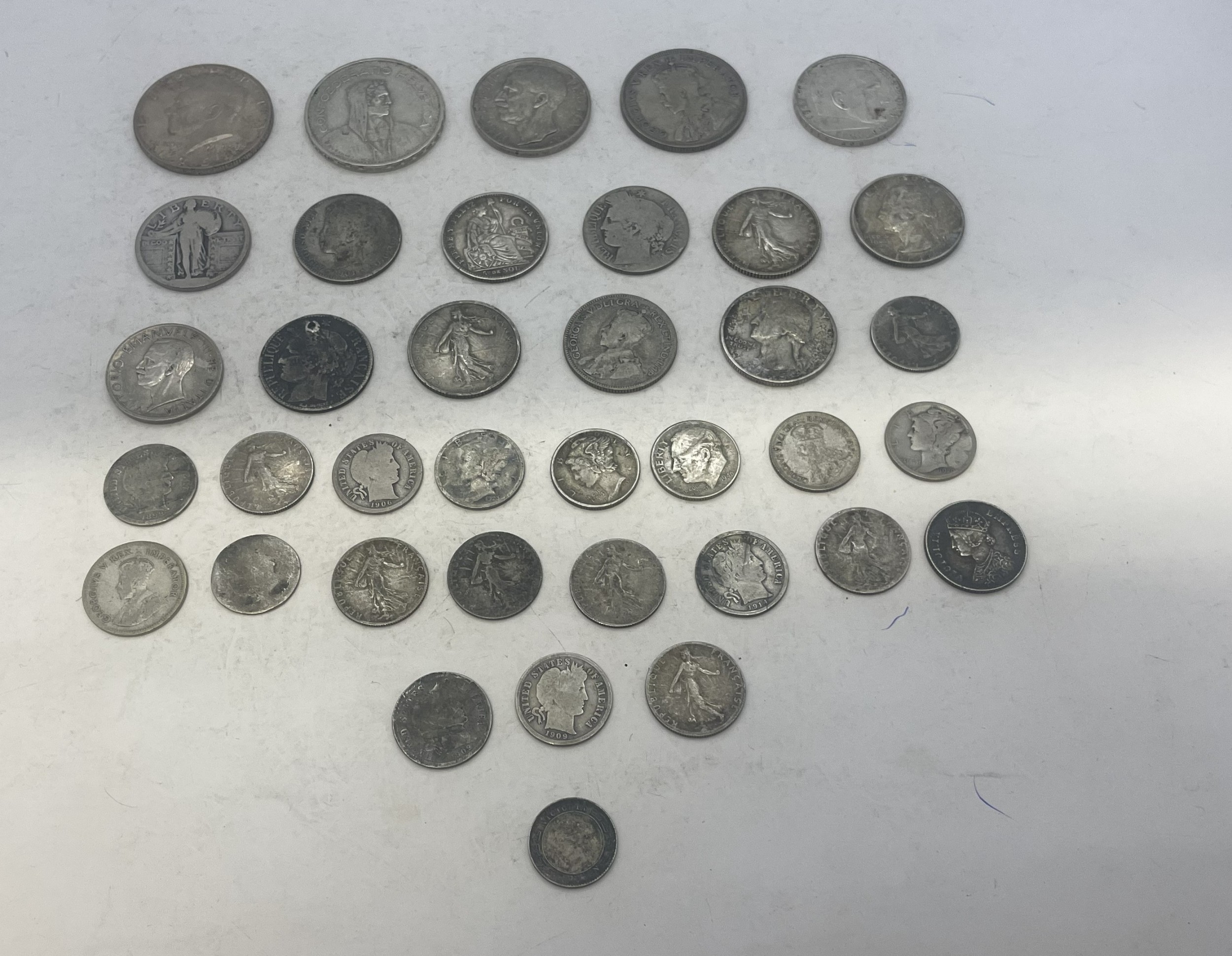 A group of mixed silver coins to include examples from USA, France ...