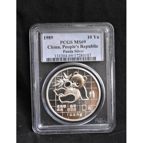 447 - China 1989 10 Yuan, Temple of Heaven, Rev: Baby Panda, grid background. KM A221, UNC, slabbed