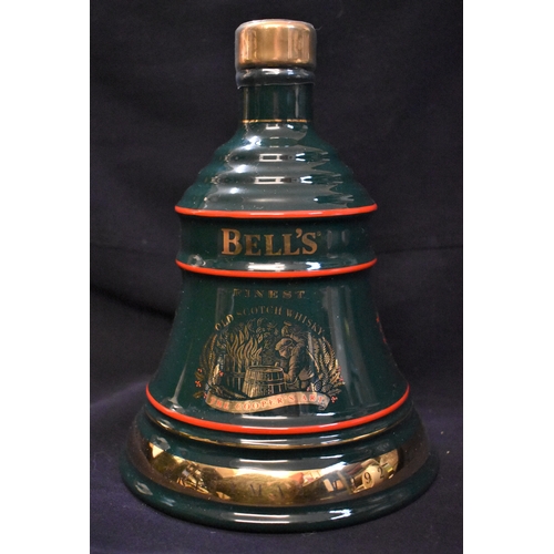 17 - Bell's Christmas 1992. The 1992 edition from Bell's collectible commemorative decanter series. This ... 