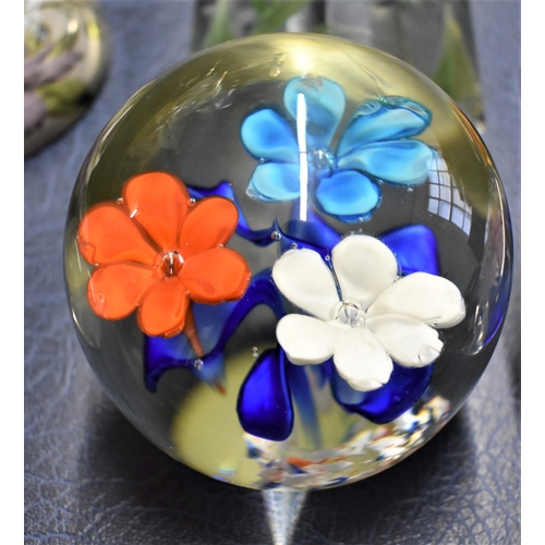 37 - A collection of (6) assorted Glass Flower Paperweights, excellent quality with some very ornate desi... 