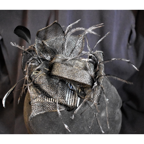 386 - Retro fascinator hair piece. Black netting and feather embellishments. Very pretty