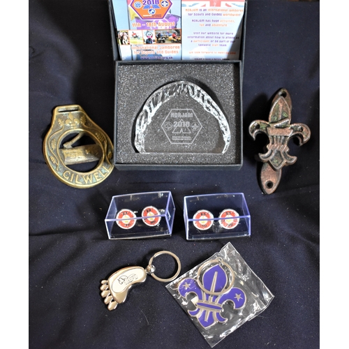 405 - Scouting An assortment of memorabilia including key rings, cuff links (2 pairs), a horsebarn and vul... 