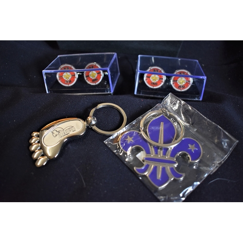 405 - Scouting An assortment of memorabilia including key rings, cuff links (2 pairs), a horsebarn and vul... 