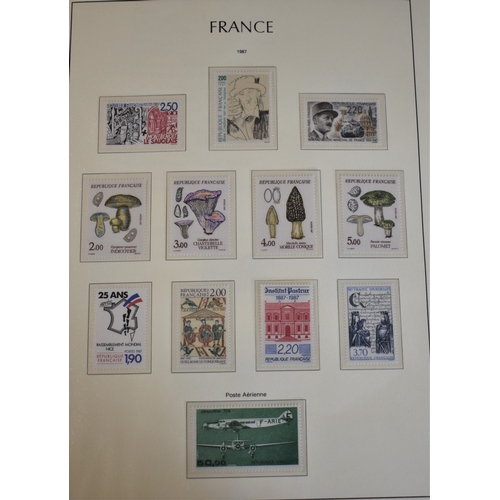 306 - France 1986-1993 Fine u/m Mint collection in Lighthouse Hingeless pages. STC £1,000+