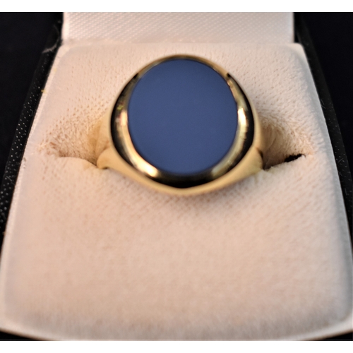 49 - Gentleman's 18ct Gold Ring with a deep blue stone, boxed. Size T