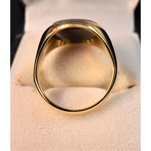 49 - Gentleman's 18ct Gold Ring with a deep blue stone, boxed. Size T