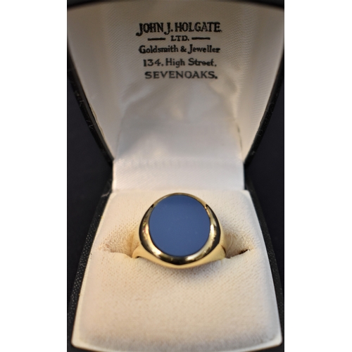 49 - Gentleman's 18ct Gold Ring with a deep blue stone, boxed. Size T