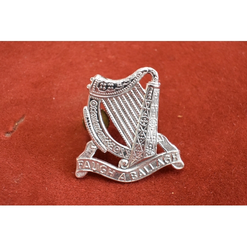 111 - Irish EIIR era (Colonel Thomas J. Cunningham Jr.) Division Cap Badge, (White-metal) with screw fitti... 