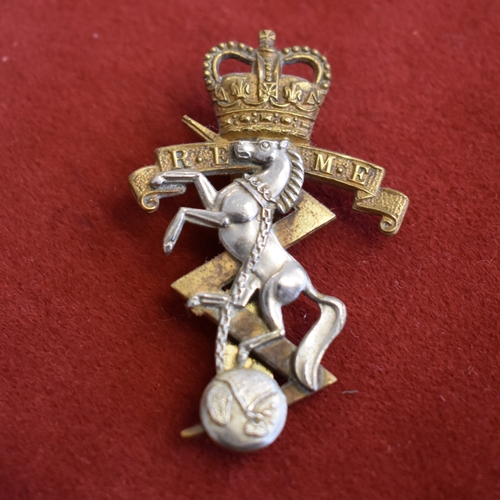 197 - Royal Electrical and Mechanical Engineers EIIR Cap Badge (Bi-metal), slider. K&K: 2129