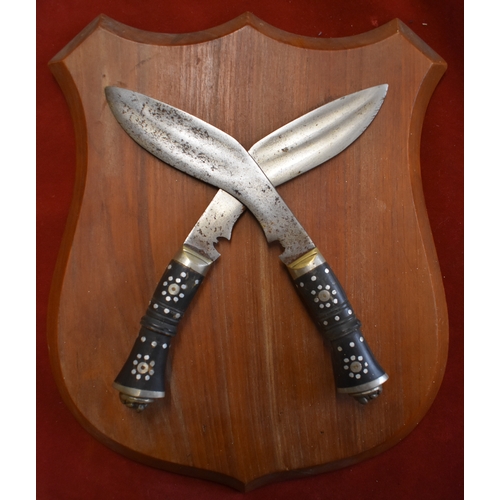 32 - Gurkha Rifles Army Cross Placard in the design of two crossed Kukri daggers mounted on a wooden plac... 