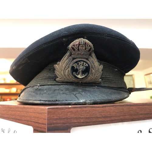 67 - British WWI Royal Navy Officers peak cap. In good moth free condition . Has the distinctive small pe... 