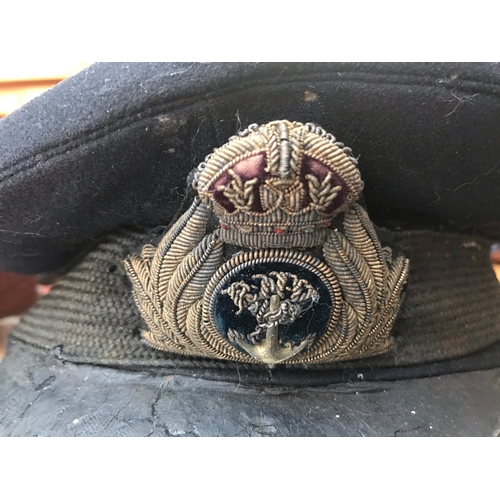 67 - British WWI Royal Navy Officers peak cap. In good moth free condition . Has the distinctive small pe... 