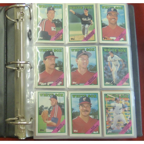 400 - Baseball Cards. A collection in an album in plastics. A very clear lot, Topps etc. White Sox, Brewer... 