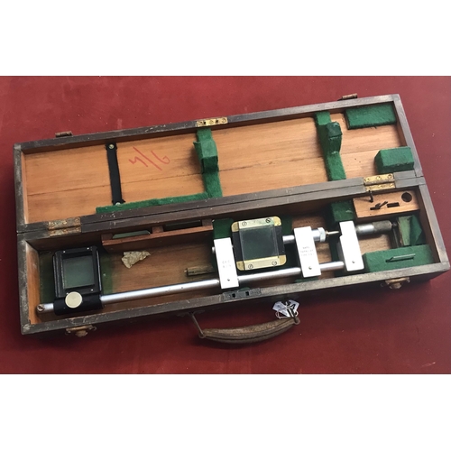 424 - British WWII Military Stereoscope Universal Bar-Parallax Tyle PB2, made C.F.C. In its original woode... 