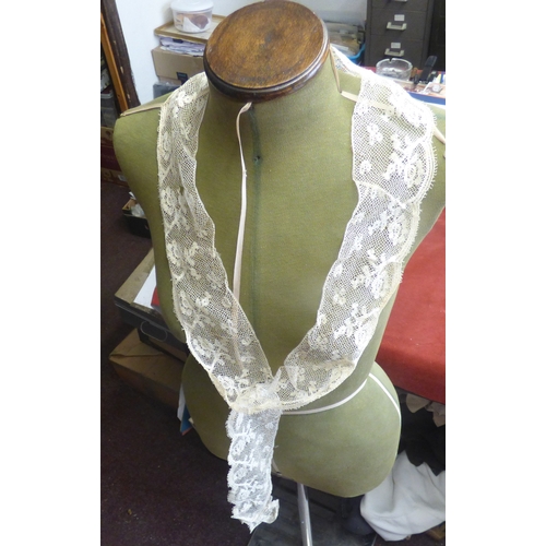 731 - Victorian/Edwardian Cotton Beige Crocheted Lace collar, lovely floral design in immaculate condition