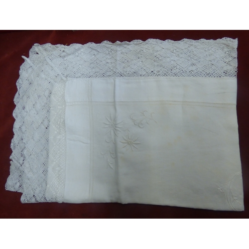 752 - 1920s White Nottingham Lace edged Pillow case, beautiful floral design made from cotton. A very nice... 