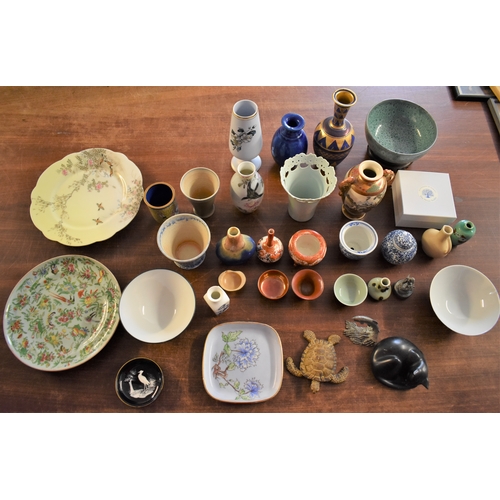 322 - Chinese Ceramic and Porcelain - a collection of (35) pieces with a set of (15) tea cups, various bow... 