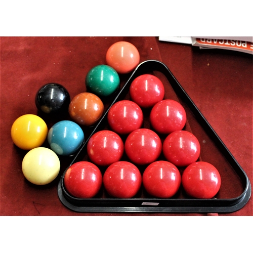 521 - Set of snooker balls for 3/4 size table and a snooker score board, wood, wall mountable