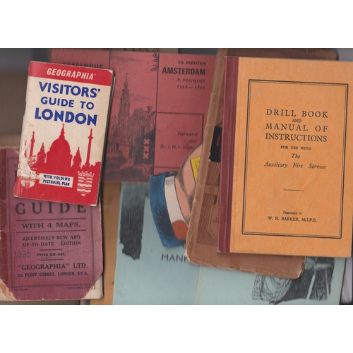 497 - Assorted old vintage street maps and town guides including: Geographia Visitors Guide to London, 193... 