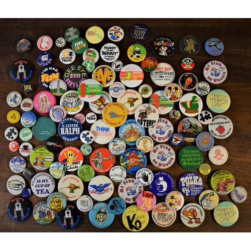 458 - Vintage Tin Pin Badges ranging from the 1970s onward including (100+) Royal Botanic Gardens, Castle ... 