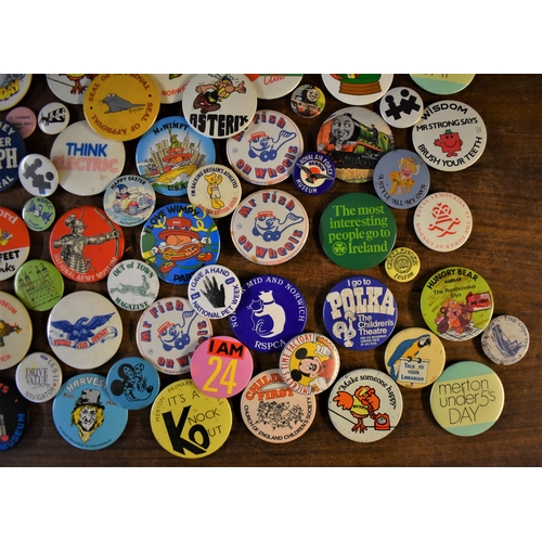 458 - Vintage Tin Pin Badges ranging from the 1970s onward including (100+) Royal Botanic Gardens, Castle ... 