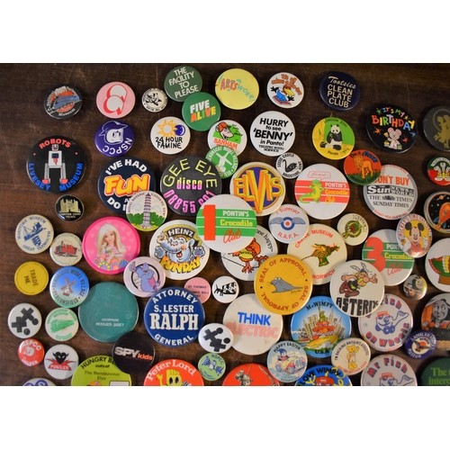 458 - Vintage Tin Pin Badges ranging from the 1970s onward including (100+) Royal Botanic Gardens, Castle ... 