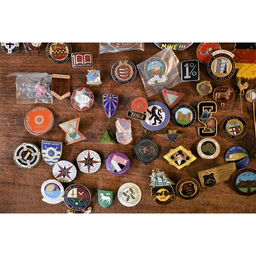 462 - Vintage Enamel Pin Badges (100+) including many Bowls clubs and Sporting, RAF, BSA, etc. An excellen... 