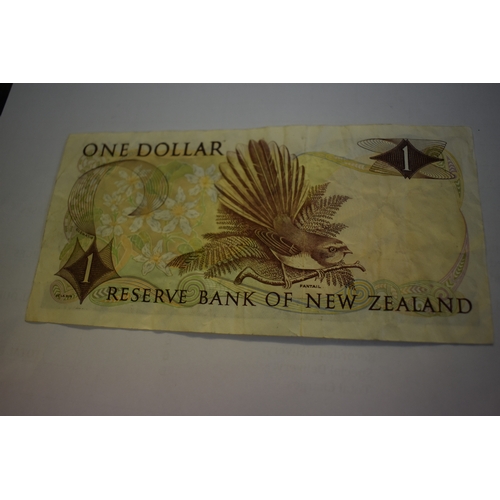 800 - New Zealand 1975-2000-Range of (10 notes) VF to AUNC, includes P137b,P177,P190