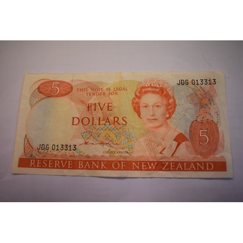 800 - New Zealand 1975-2000-Range of (10 notes) VF to AUNC, includes P137b,P177,P190