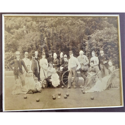 430 - Framed photo of a bowling match from the 1900s, beautifully framed, pleasant photo of the time, very... 