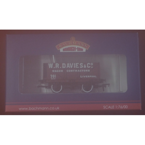 1043 - Bachmann 37-2011K 7 Plank Wagon 'W.R. Davies & Co'. Mint in box.