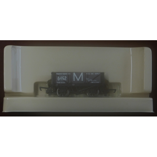 1053 - Hornby R6299A 4 Plank Wagon Ministry of Munitions. Mint in box.