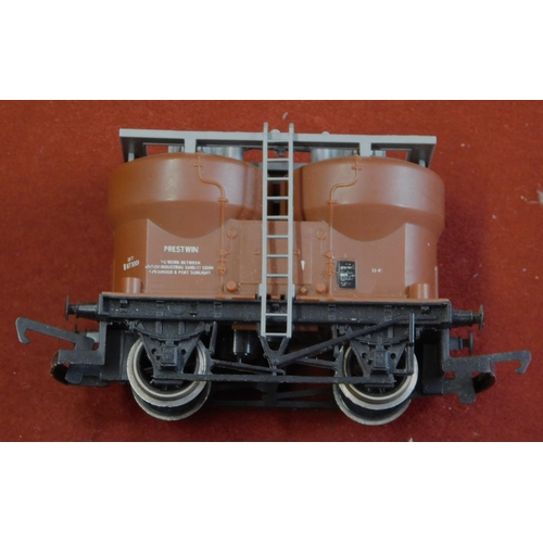 1096 - Hornby R125 Twin Silo Wagon. Mint in box.