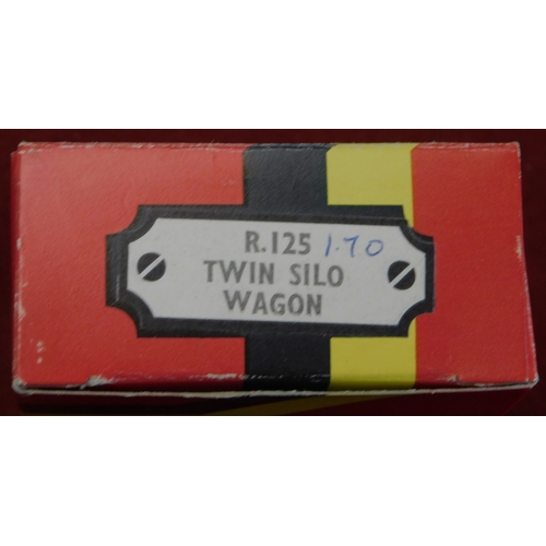 1096 - Hornby R125 Twin Silo Wagon. Mint in box.