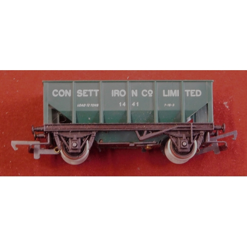 1097 - Hornby R232 Operating Ore Wagon. Mint in box.