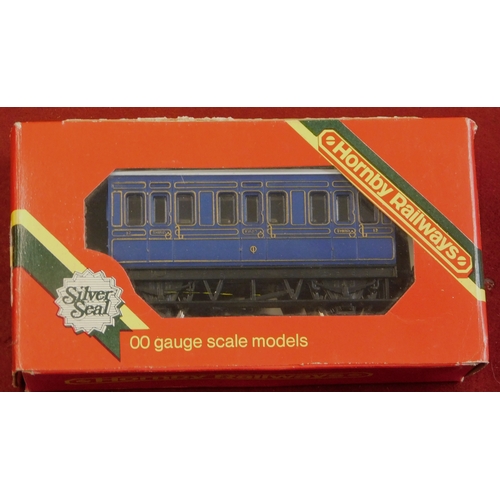 1098 - Hornby R212 4 Wheel Coach. Mint in box.