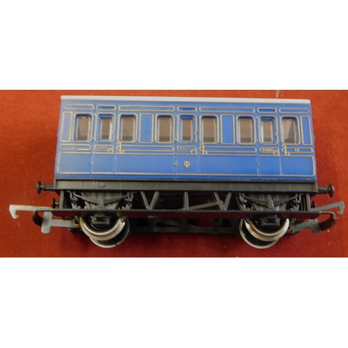 1098 - Hornby R212 4 Wheel Coach. Mint in box.