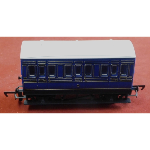 1098 - Hornby R212 4 Wheel Coach. Mint in box.